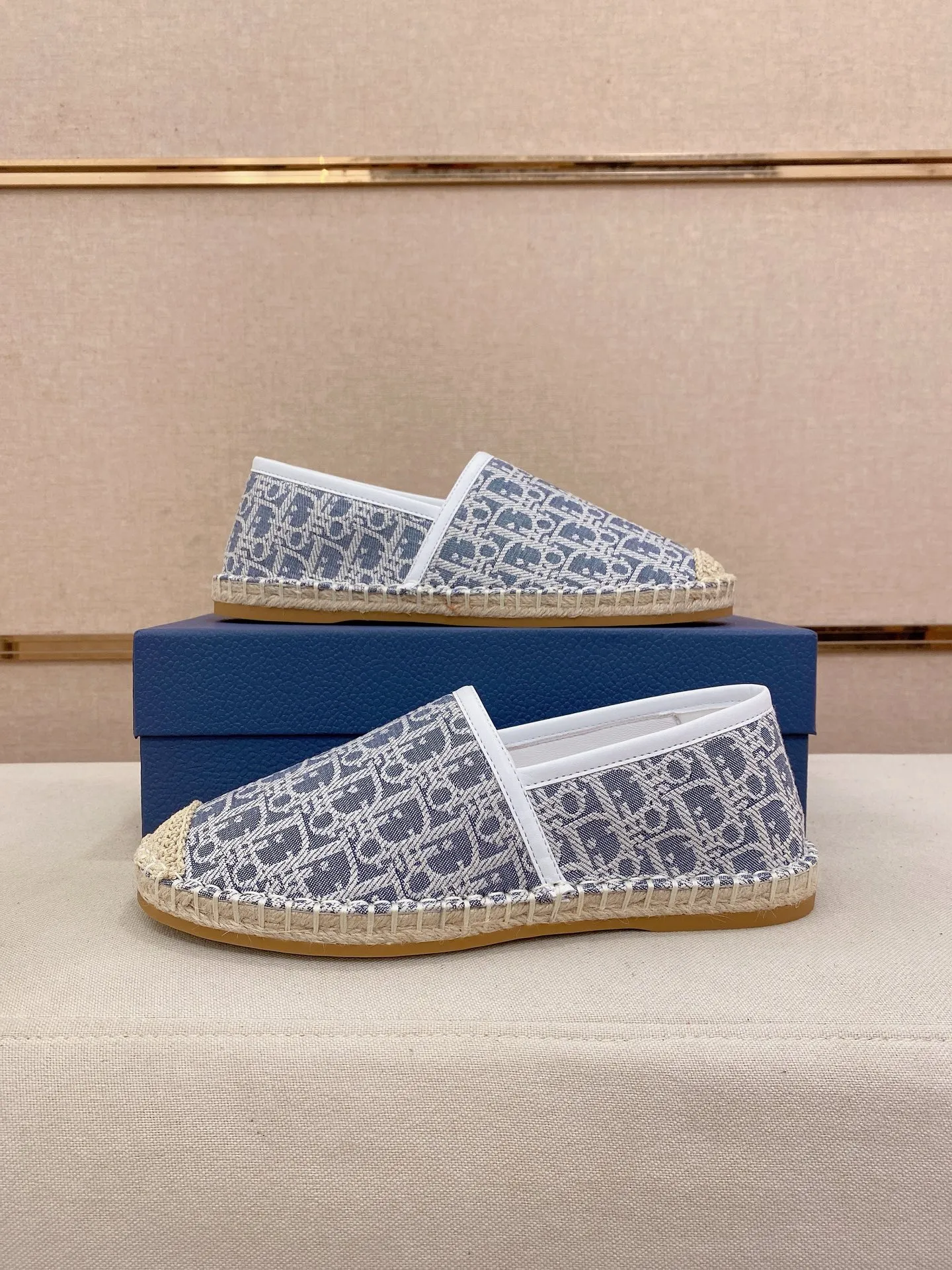 Factory price: 400💰High quality [Dior·Dior] 💫Men's latest slip-on Loaf casual shoes ✔️The original version is available at the counter simultaneously. 1:1 replica🏍️Fabrics: Italian imported fabrics, pure hand-drawn threads, raw rubber breathable and non-slip outsole, lining breathable and comfortable lambskin, 100% comfortable density, original rubber outsole wear-resistant ✔️Code number: 38-44, you deserve it, (Note: 37, 45, 46 can be customized, non-refundable and non-exchangeable)
